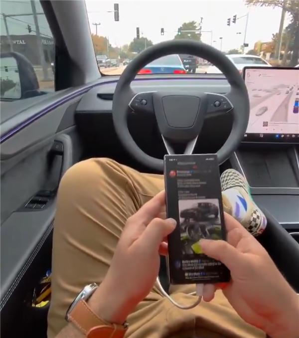 真自动驾驶!车主实测特斯拉FSD V14 全程玩手机没任何提示 真自动驾驶!车主实测特斯拉FSD V14 全程玩手机没任何提示