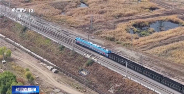 我国完成世界首次3.5万吨级重载群组列车开行试验：仅靠无线信号协同行驶