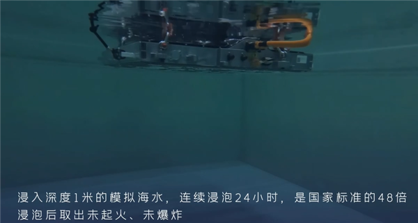 针刺只是小儿科！吉利银河L7电池遭“蹂躏”：跌落水泡火烧撞击均无碍
