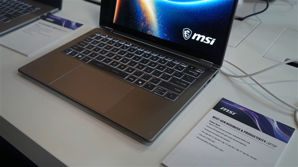 微星展示全球首批Panther Lake笔记本：记者上手连连惊呼