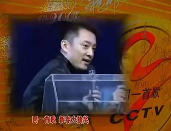 “前央视最帅主持”亚宁重回舞台:56岁满头白发 已是大厂高管