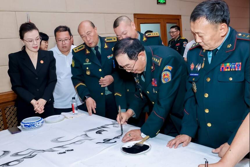 中联国兴书画院与蒙古国军人联合会文化交流联谊会在京举办(图13) 中联国兴书画院与蒙古国军人联合会文化交流联谊会在京举办(图13)