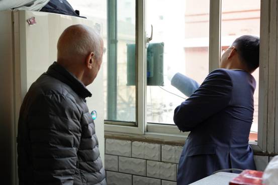 【新春走基层】擦玻璃、剪窗花、免费理发……经纪人志愿者陪社区老人迎新春(图2) 【新春走基层】擦玻璃、剪窗花、免费理发……经纪人志愿者陪社区老人迎新春(图2)