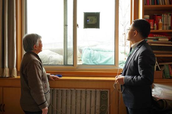 【新春走基层】擦玻璃、剪窗花、免费理发……经纪人志愿者陪社区老人迎新春(图1) 【新春走基层】擦玻璃、剪窗花、免费理发……经纪人志愿者陪社区老人迎新春(图1)