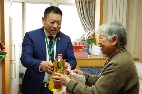 【新春走基层】擦玻璃、剪窗花、免费理发……经纪人志愿者陪社区老人迎新春(图6) 【新春走基层】擦玻璃、剪窗花、免费理发……经纪人志愿者陪社区老人迎新春(图6)