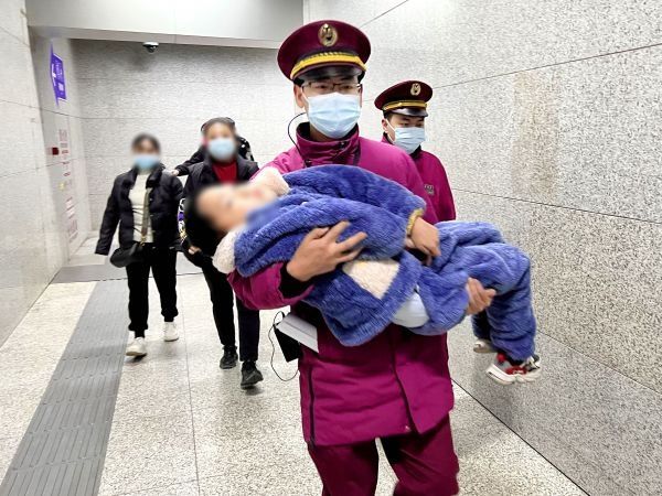 耄耋老人晕倒地铁站,他们紧停演练奔向站台 耄耋老人晕倒地铁站,他们紧停演练奔向站台