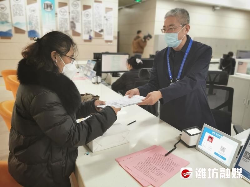 审批大厅里,局长为啥变成了“服务员”? 审批大厅里,局长为啥变成了“服务员”?