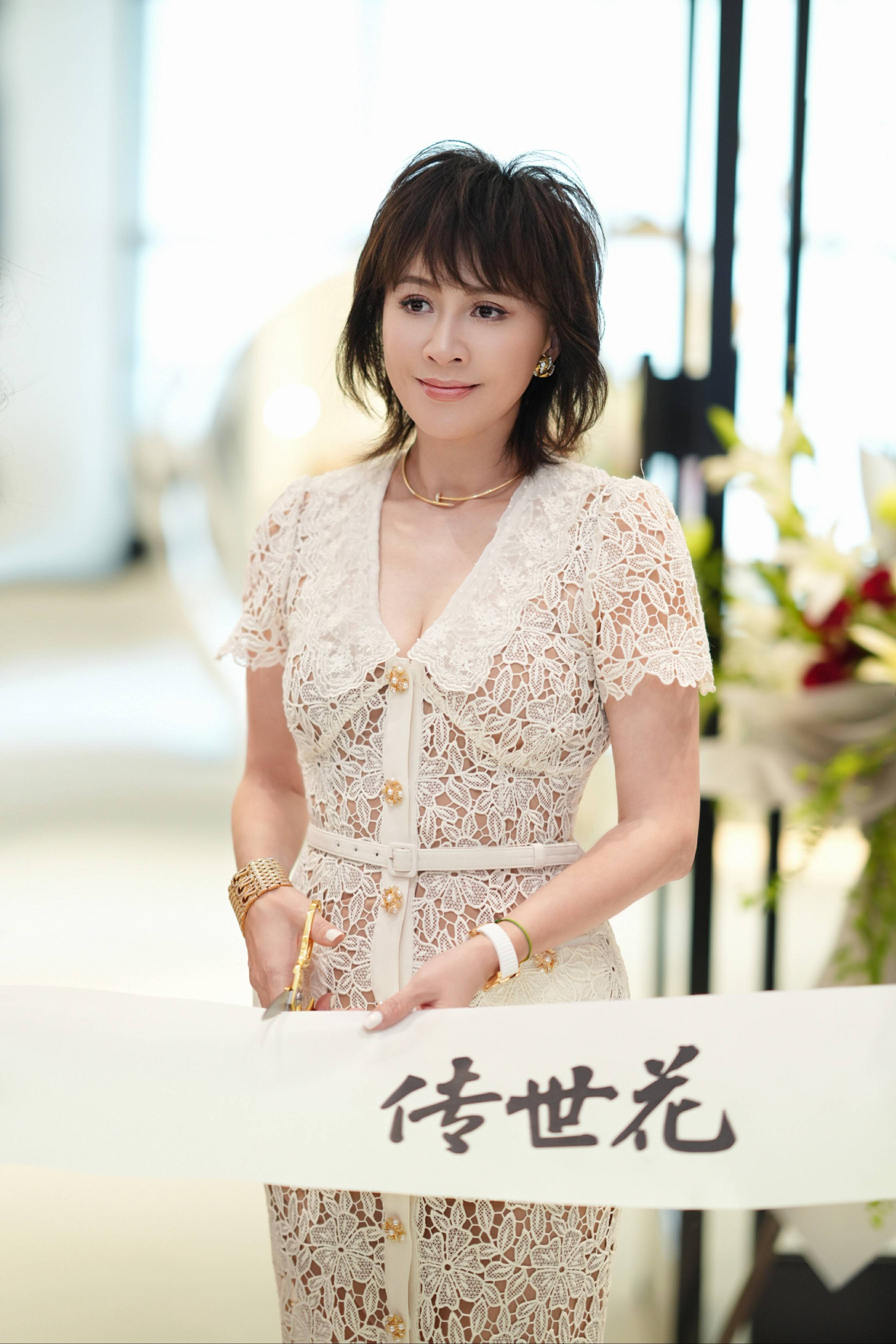 刘嘉玲亲临 赫本西施与传世花联名旗舰店璀璨启业(图4) 刘嘉玲亲临 赫本西施与传世花联名旗舰店璀璨启业(图4)