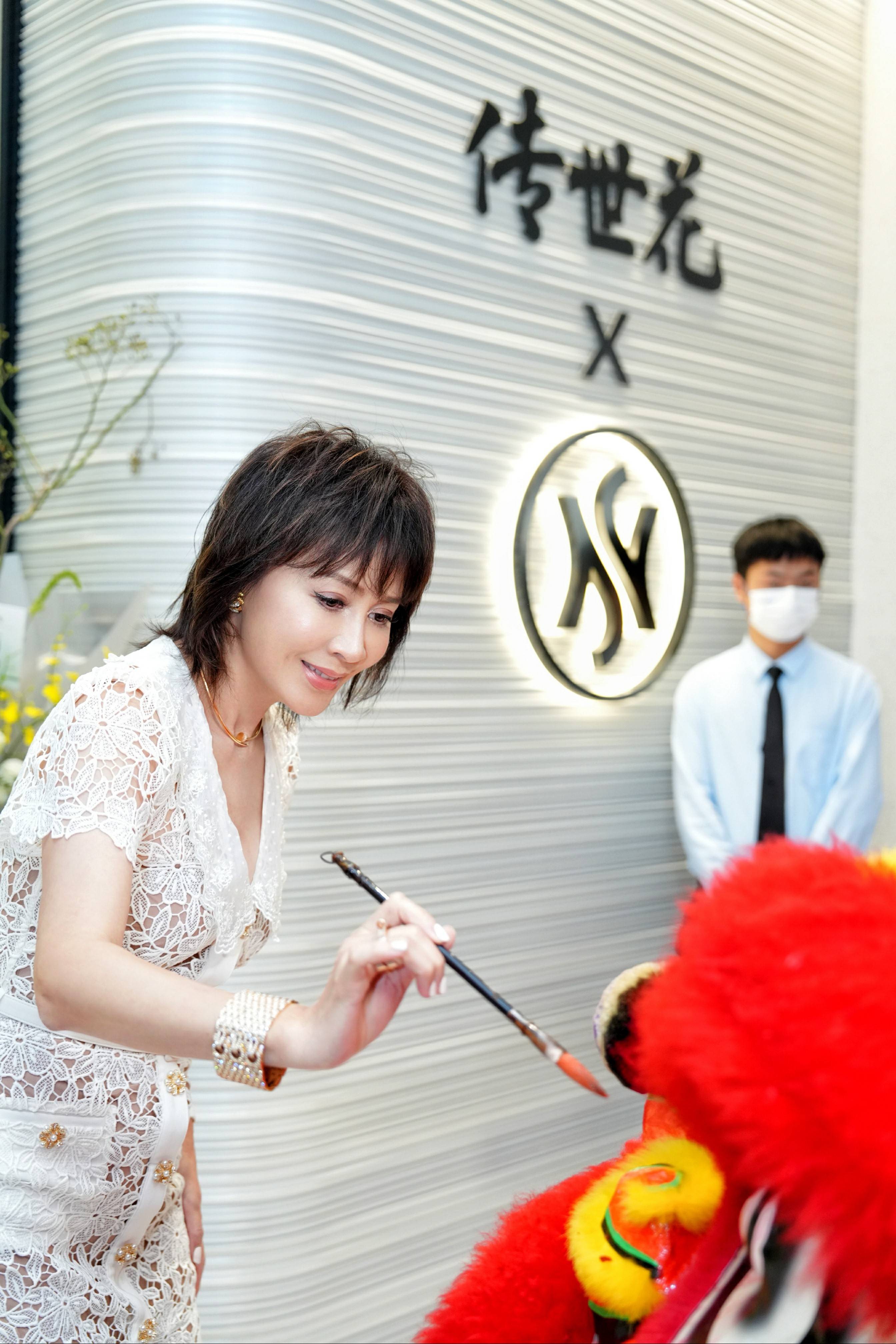 刘嘉玲亲临 赫本西施与传世花联名旗舰店璀璨启业(图6) 刘嘉玲亲临 赫本西施与传世花联名旗舰店璀璨启业(图6)